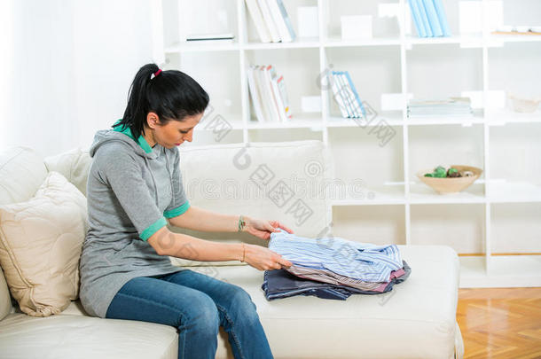 成人安排家务活清洁的衣服