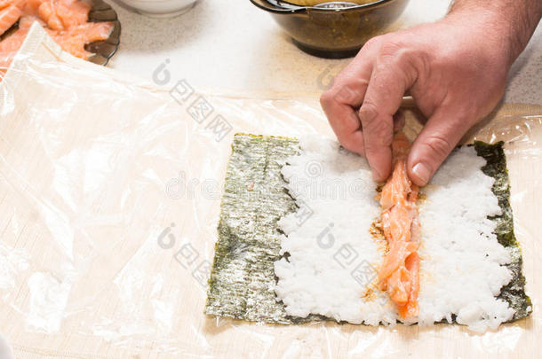 用三文鱼和诺丽做寿司