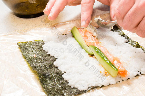 用米饭、鲑鱼和诺里做寿司