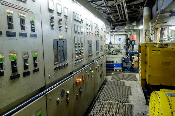 一艘超大型复古船的控制室