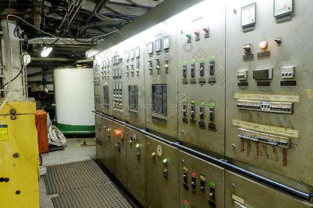 一艘超大型复古船的控制室