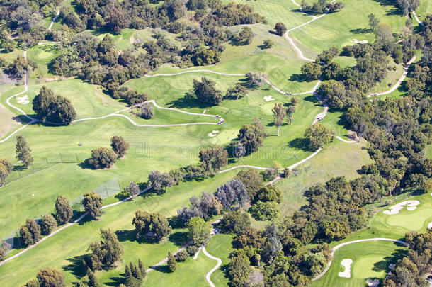 加州奥贾伊州文图拉县奥贾伊山谷客栈乡村俱乐部高尔夫球场的鸟瞰图