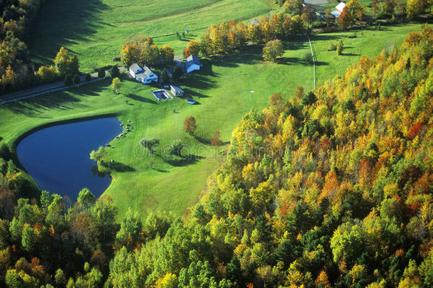 鸟瞰农场与池塘附近的斯托，Vt在秋天的风景路线100