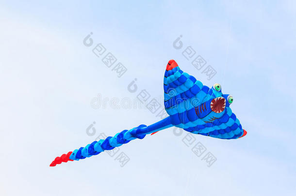 五颜六色的风筝在风中飞翔。