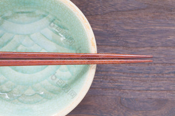 筷子和青瓷绿色陶瓷