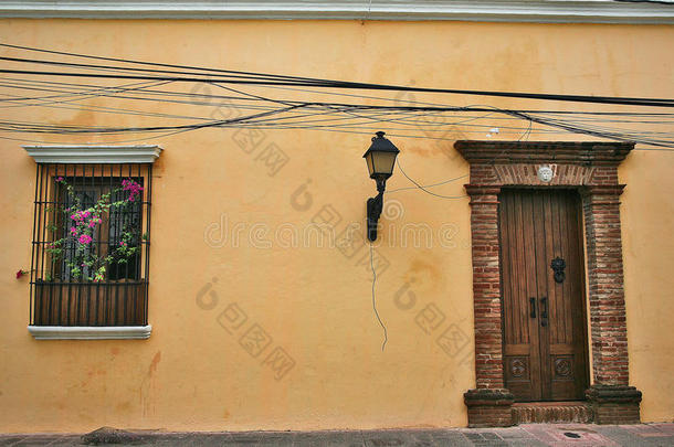 一扇门和一个典型的西班牙露台