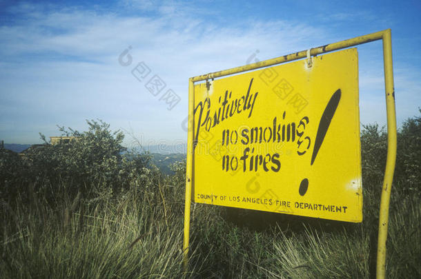 一个标有“<strong>禁止吸烟</strong>，禁止开火”afd标志