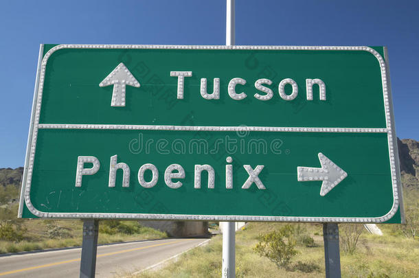 亚利桑那州的州际公路<strong>标志</strong>，指示交通到图森和<strong>凤凰</strong>城，阿兹