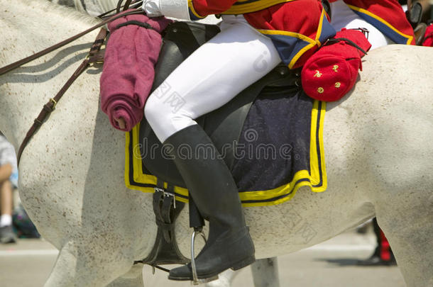 英国骑手在马背上，在开幕日游行沿着州街，圣巴巴拉，加利福尼亚州，古老的西班牙节日，8月3日至7日