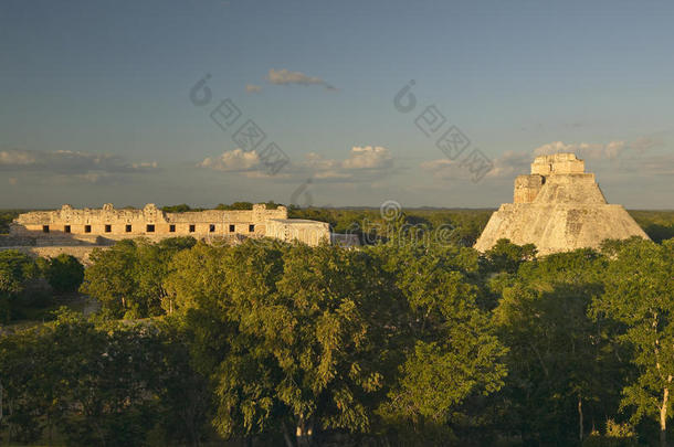 从左到右的全景：修道院四合院和魔术师的金字塔，玛雅人在日落时毁灭了乌克斯马尔