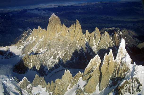 鸟瞰3400米的菲茨罗伊山，塞罗托雷山脉和安第斯山脉，巴塔哥尼亚，阿根廷