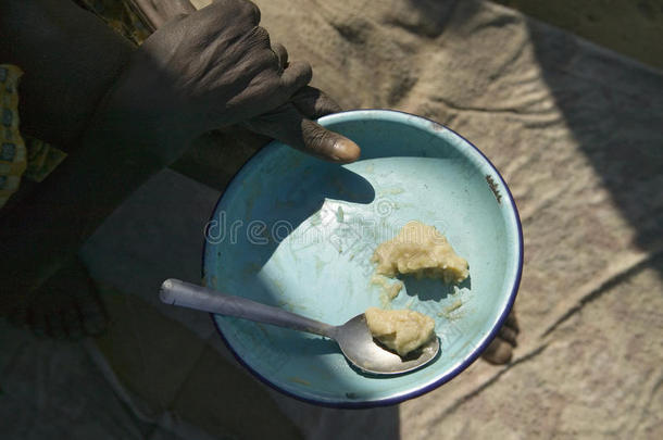一盘食物是在肯尼亚的PepoLaTumainiJangwani，HIV/AIDS社区康复中心提供给一些人的全部食物