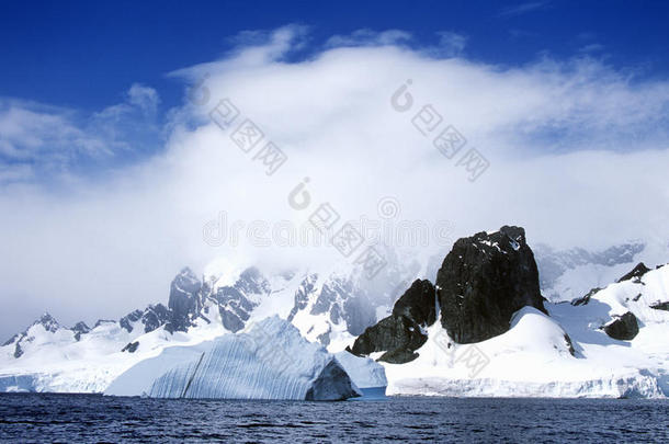 南极洲库伯维尔岛埃雷拉海峡的冰川和冰山