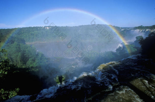 在巴西和阿根廷边境的帕奎尼亚西伊瓜苏瀑布上完全拱形彩虹