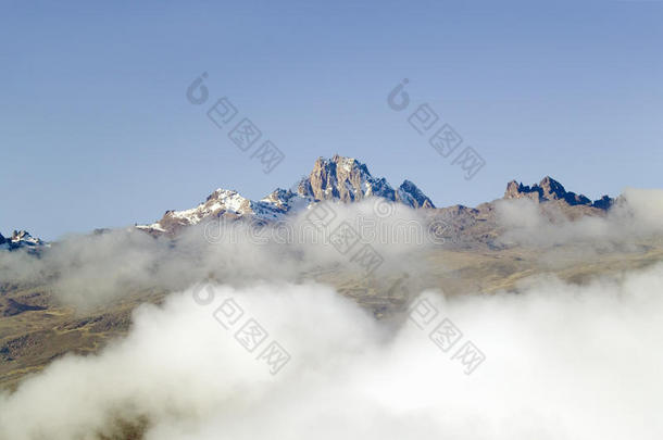 一月份，非洲肯尼亚山的空中有雪和白色的蓬松云，是海拔17058英尺或5199米的第二高山