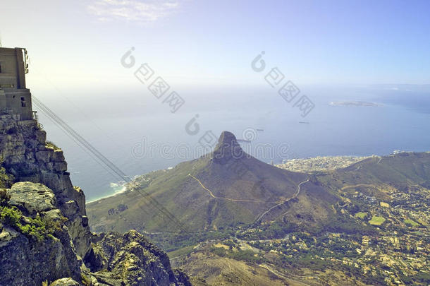 缆车到达桌山的顶峰，见证南非开普敦和桌湾的<strong>非凡</strong>景色