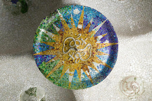 彩色车轮马赛克彩色瓷砖由安东尼高迪在他的ParcGuell，巴塞罗那，西班牙