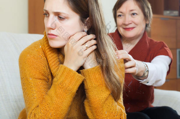 成熟的女人试图与成年女儿<strong>和解</strong>