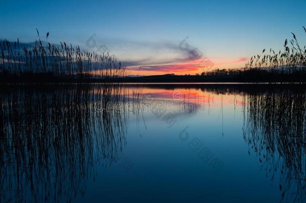 美丽的湖，五彩缤纷的日落天空。 宁静充满活力的风景