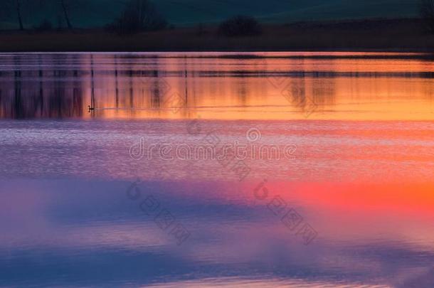 美丽的<strong>湖泊</strong>，五颜六色的日落天空反射在水中。 <strong>宁静</strong>充满活力的风景