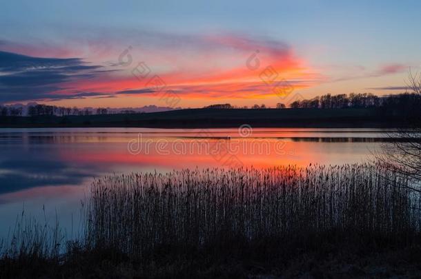 美丽的湖，五彩缤纷的日落天空。 宁静充满活力的风景