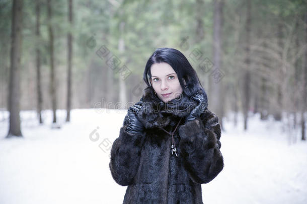 冬天森林里穿毛皮大衣的女孩