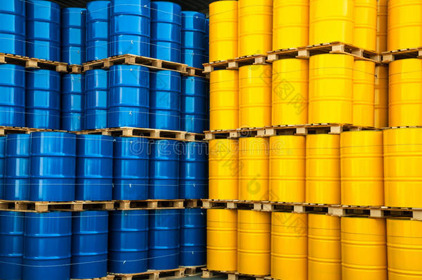 蓝色和黄色的油桶