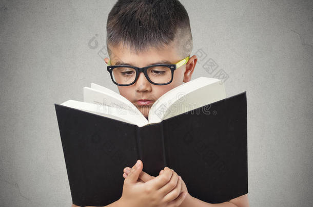 戴眼镜的孩子看书