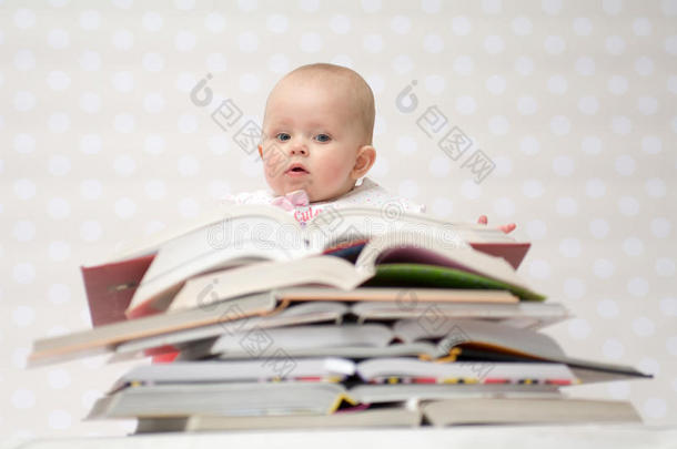 抱着一堆书的婴儿
