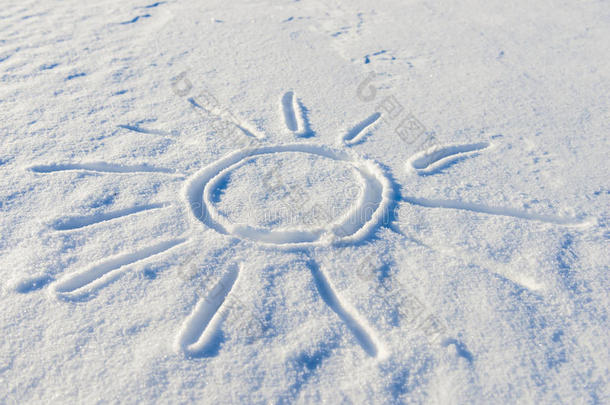 在雪地上画着太阳