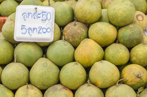 柚子和标签告诉泰国市场的价格
