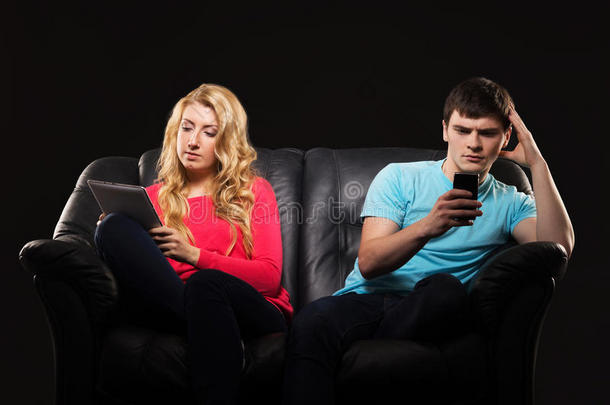 一对夫妇分别坐在智能手机上