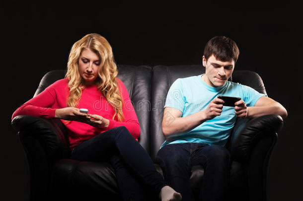 一对夫妇分别坐在智能手机上