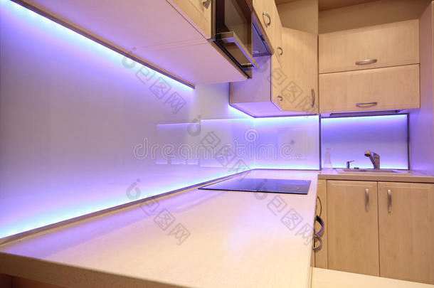 带紫色<strong>led照明</strong>的现代豪华厨房