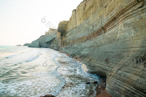 海湾海滩美丽的蓝色斗篷