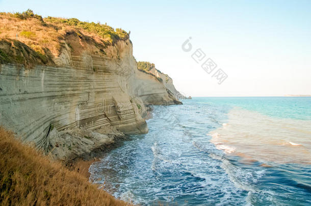 海湾海滩美丽的蓝色斗篷