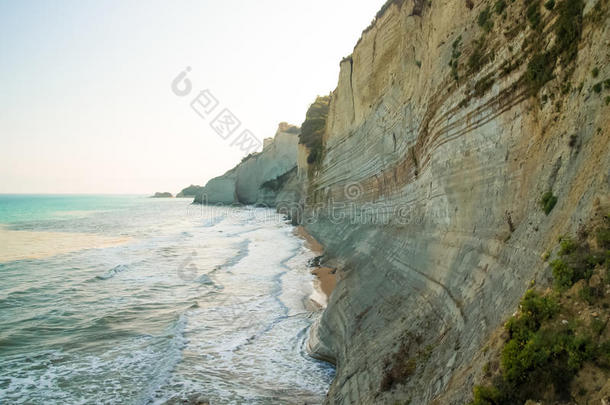 海湾海滩美丽的蓝色斗篷