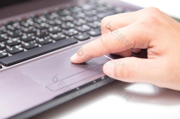 双手在笔记本电脑触控板上打字