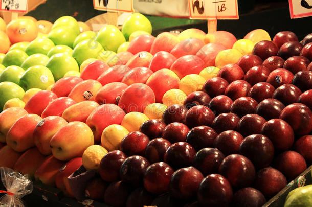 农贸市场的水果摊