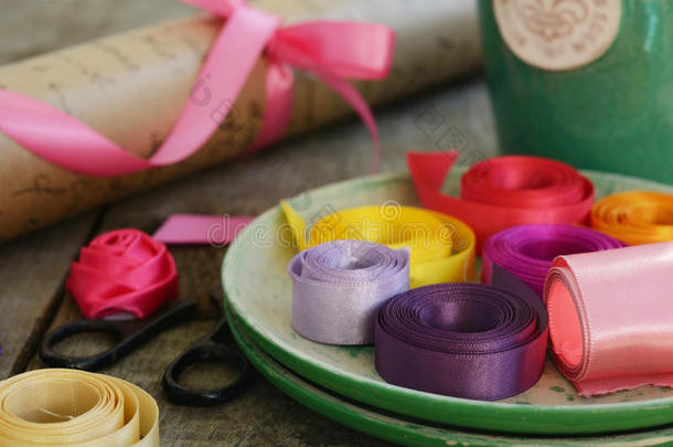 彩色丝带和包装纸，用于花卉和装饰