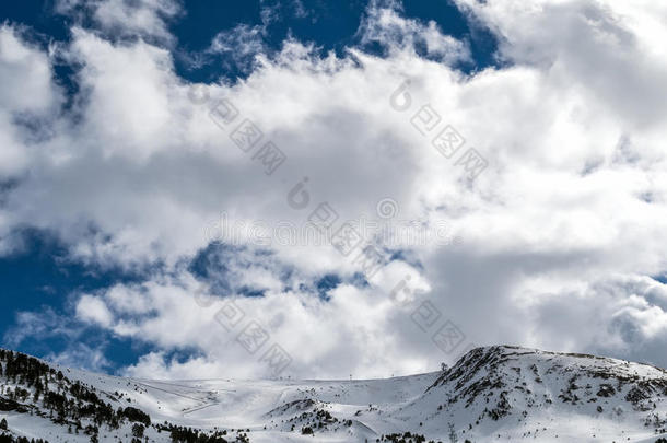 在上面阿尔卑斯山蓝色云云景