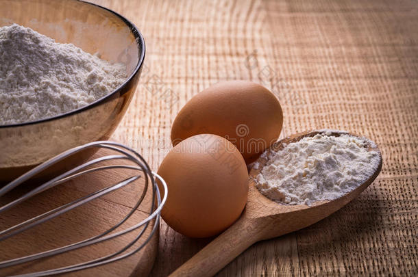 花冠鸡蛋面粉在勺子碗在木板上