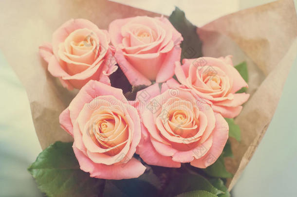 一束粉红色的玫瑰温柔的色调