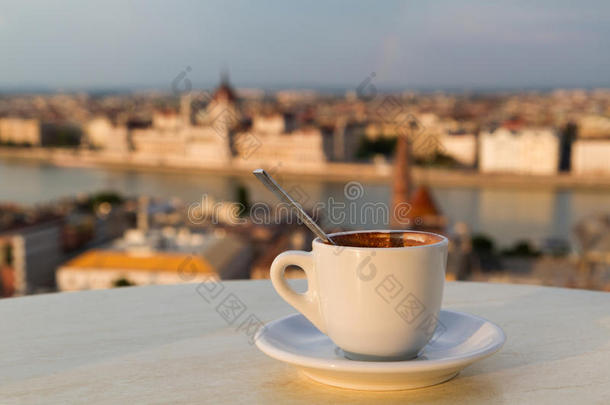 一杯<strong>咖啡</strong>，可以看到布达佩斯的议会大楼