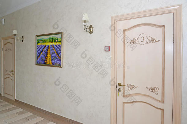 酒店走廊，有白色门的数字和图片