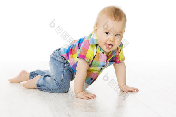 婴儿活动，爬行的小男孩穿牛仔裤，彩色衬衫，活跃的孩子
