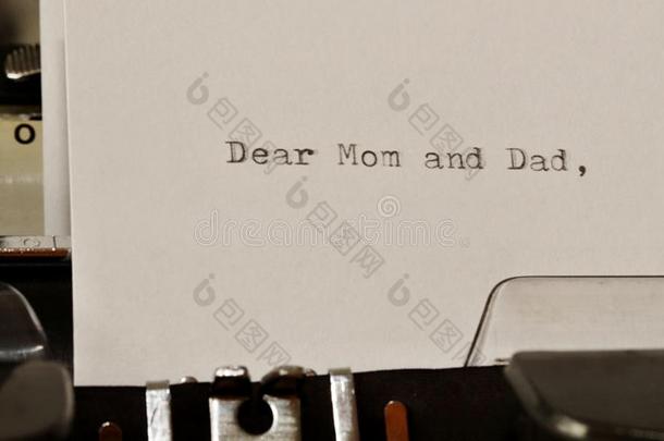 亲爱的<strong>爸爸妈妈</strong>用旧打字机打的短信