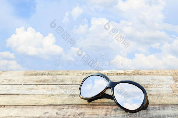 在木制背景上戴着眼镜的晴空