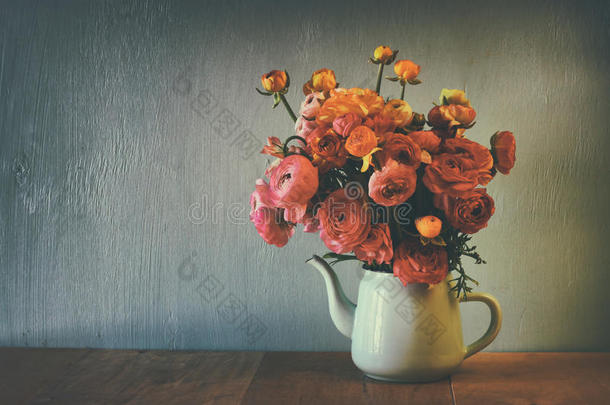 抽象的低调形象的夏季花束在木桌上。 老式过滤图像