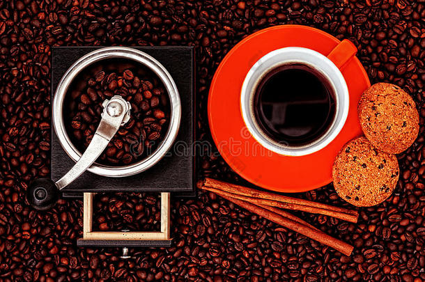 咖啡磨床，咖啡杯，饼干和肉桂棒